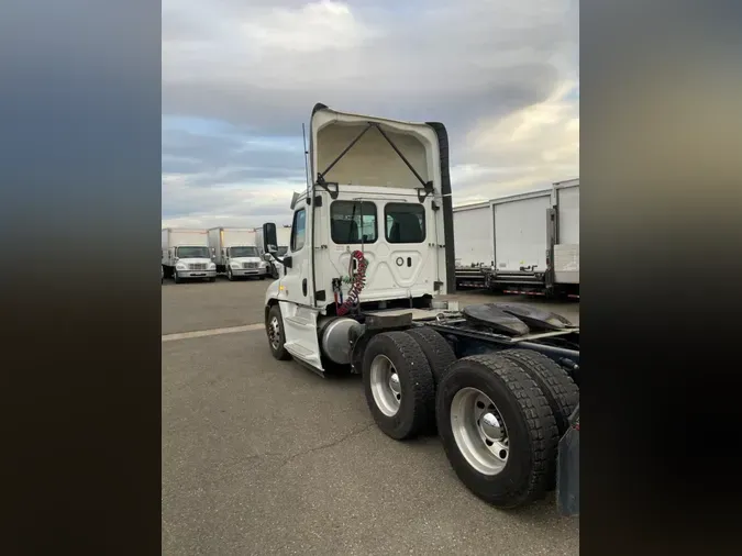 2019 FREIGHTLINER/MERCEDES CASCADIA 125