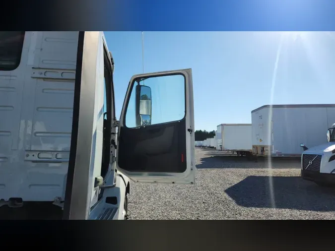 2019 Volvo VNL300