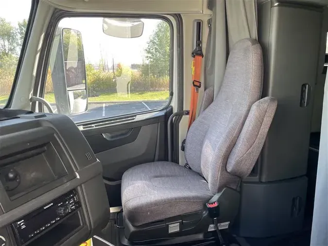 2019 VOLVO VNL760