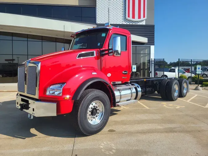 2025 Kenworth T880