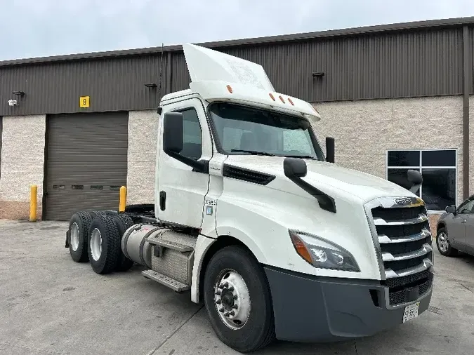 2019 Freightliner T12664ST0cf8a778392340d83e7592bfdea6bf69