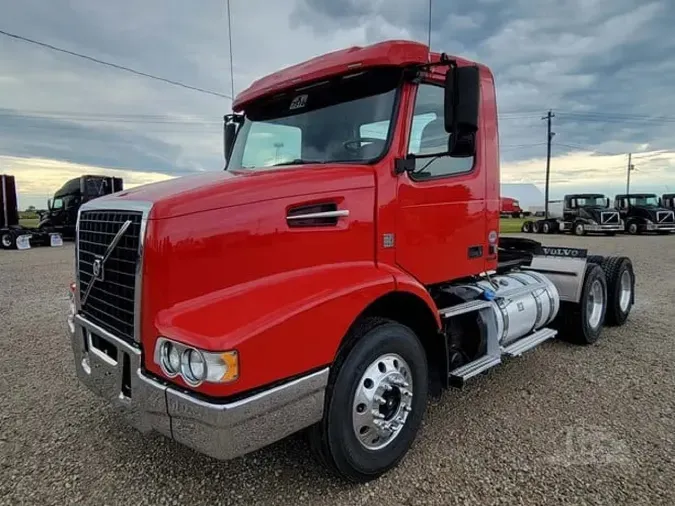 2014 VOLVO VHD64BT200