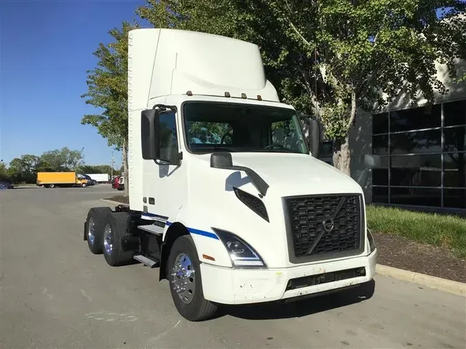 2020 VOLVO VNR300