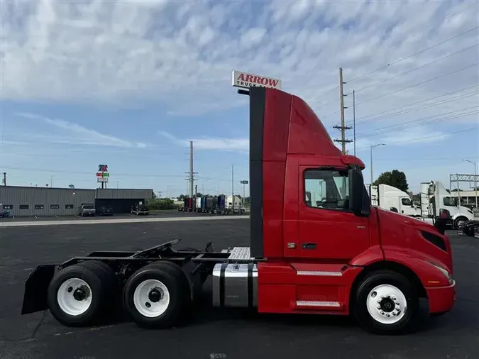 2020 VOLVO VNR300