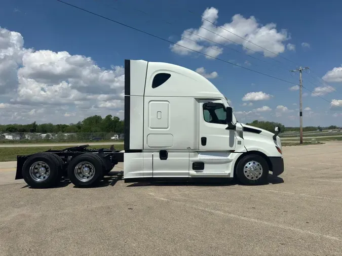 2021 FREIGHTLINER Cascadia 126