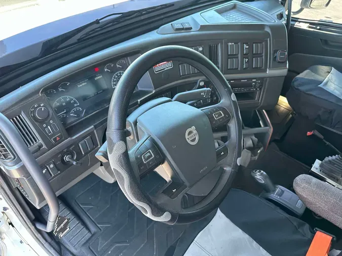 2022 VOLVO VHD84B300