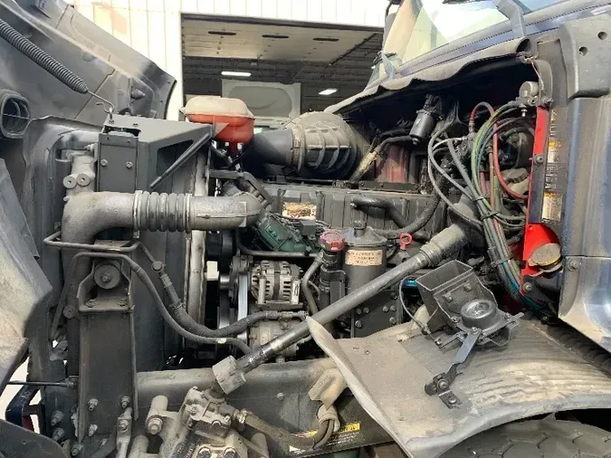 2004 VOLVO VHD64F