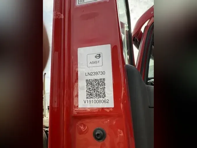 2020 VOLVO VNR64T300