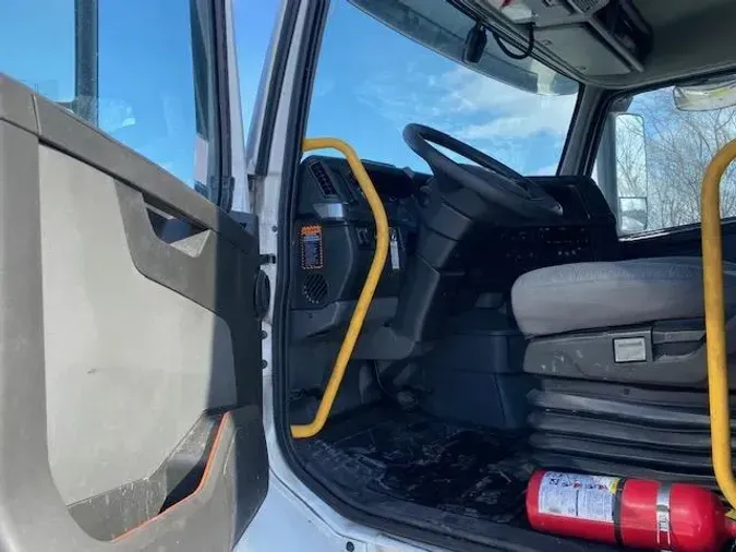2023 Volvo VNR64T400