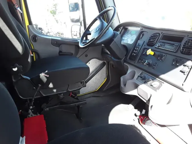 2016 FREIGHTLINER M2 106