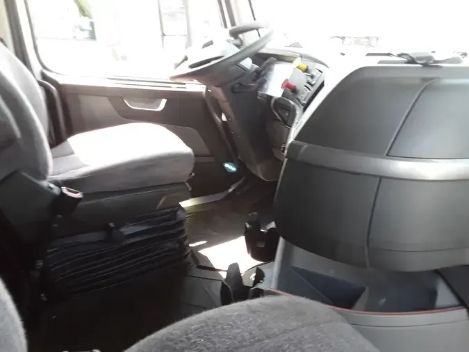 2020 VOLVO VNL64T-760