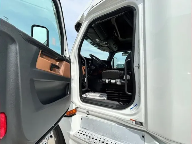2023 Freightliner Cascadia 126