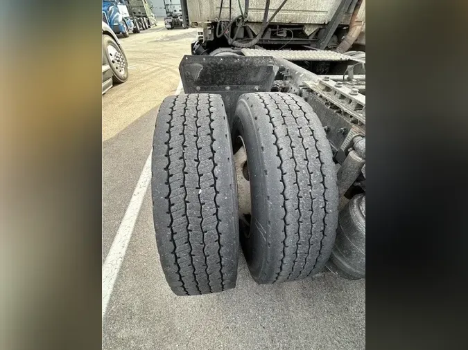 2018 VOLVO VNR64T300