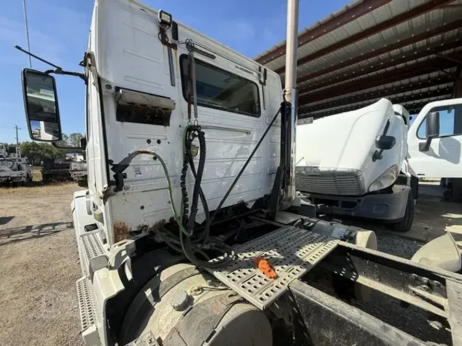 2012 VOLVO VNL64T300