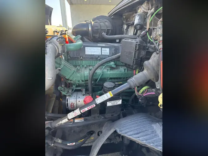 2020 VOLVO VNR64T-640