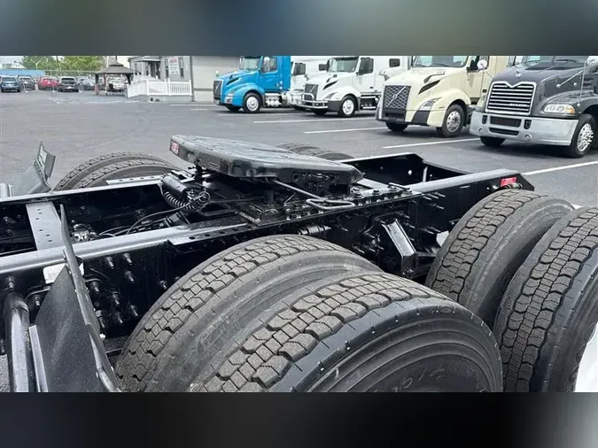 2020 VOLVO VNR640