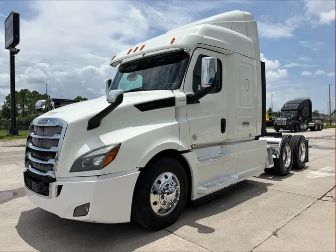 2020 Freightliner Cascadia 126