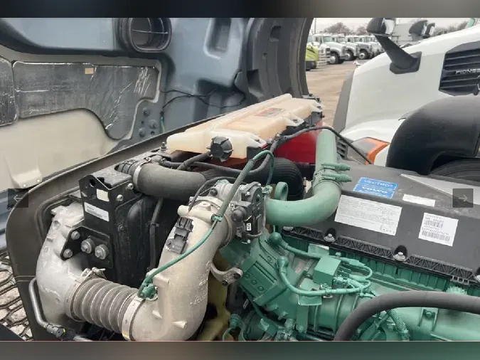 2025 VOLVO VNL64T760