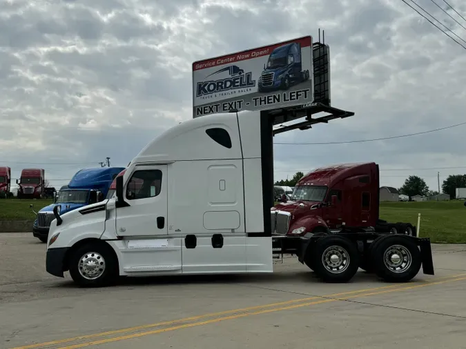 2022 FREIGHTLINER Cascadia 126