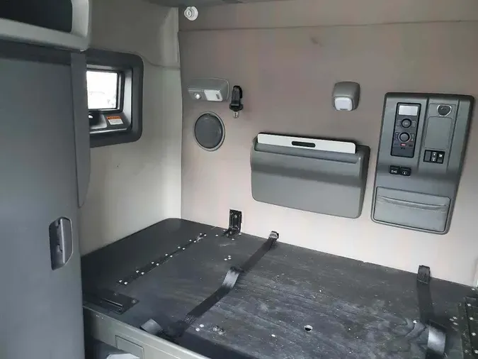 2021 VOLVO VNL64T740