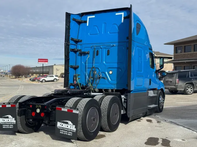 2021 FREIGHTLINER Cascadia 126