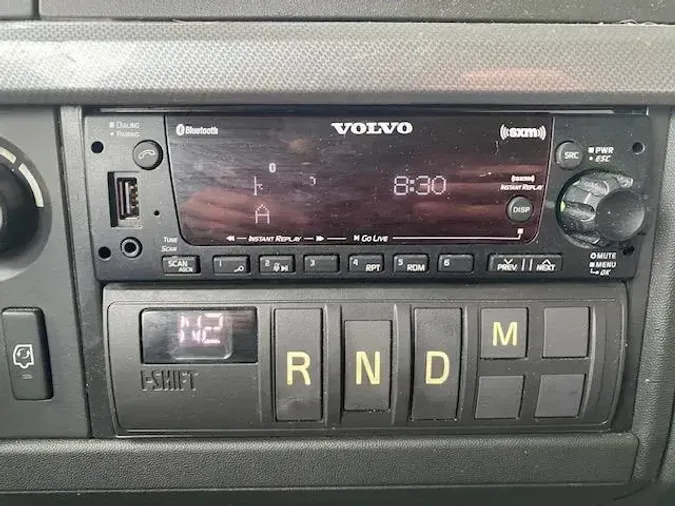 2023 Volvo VNR64T400