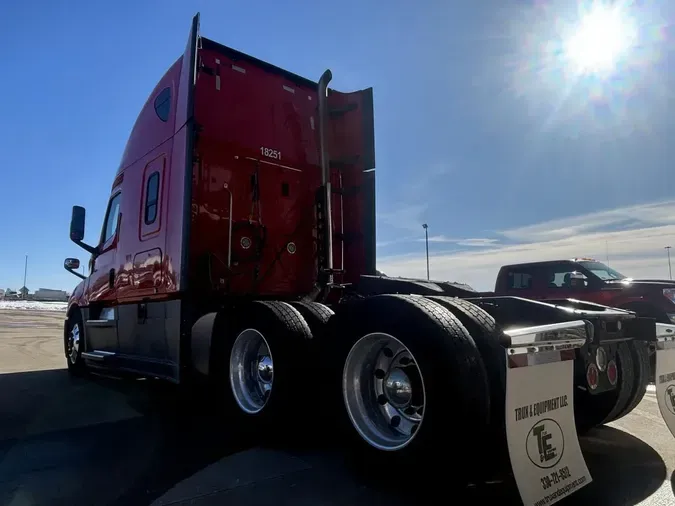 2020 Freightliner Cascadia 126