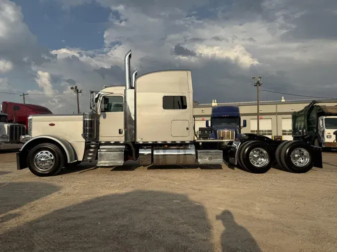 2023 Peterbilt 389