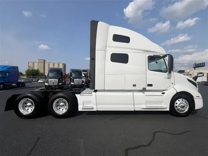 2022 VOLVO VNL760