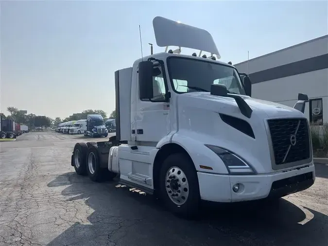 2020 VOLVO VNR64T300