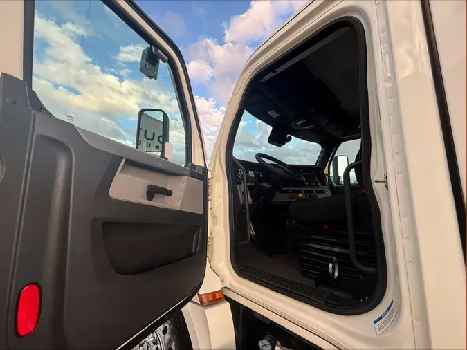 2022 Freightliner Cascadia 126