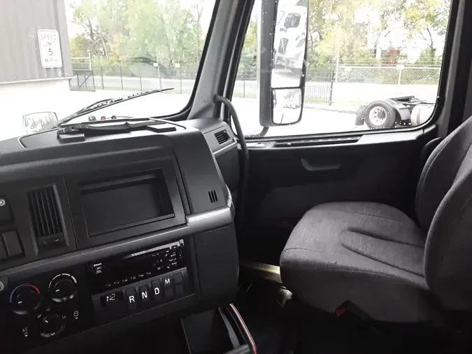 2019 VOLVO VNR42T 300