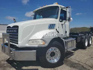 2016 MACK GU813