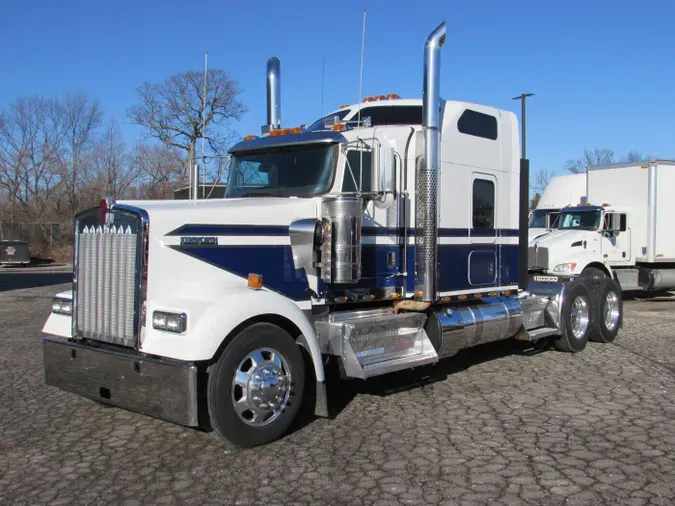 2022 Kenworth W900L