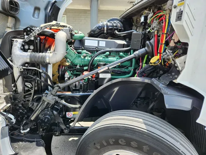 2019 VOLVO VNL64T760