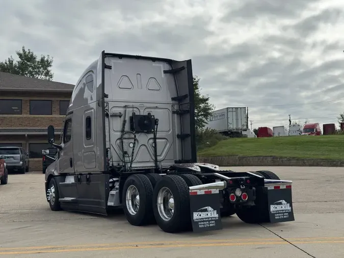 2022 FREIGHTLINER Cascadia 126