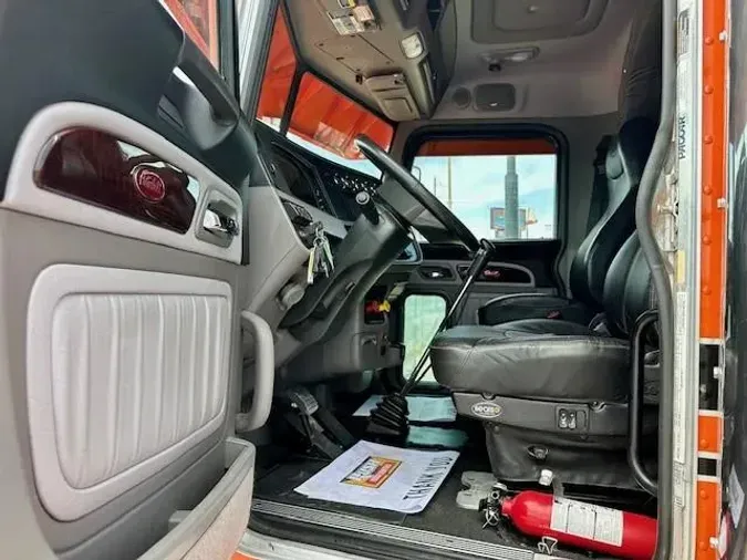2023 Peterbilt 389