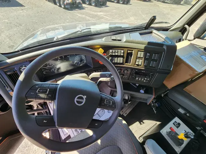 2025 VOLVO VHD84F300