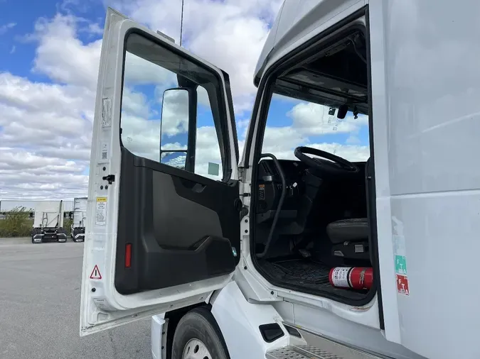 2021 VOLVO VNL64T860