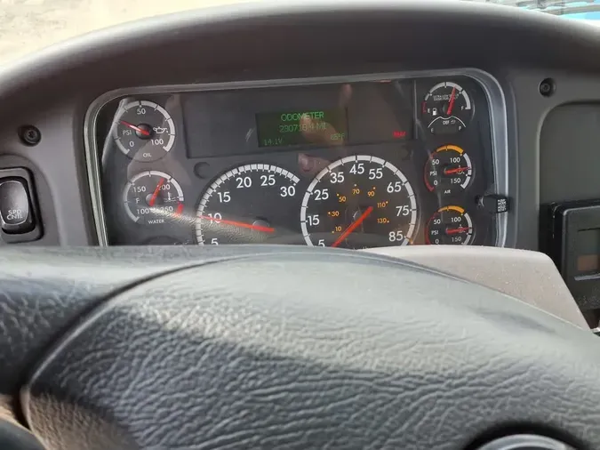 2017 FREIGHTLINER M2 106