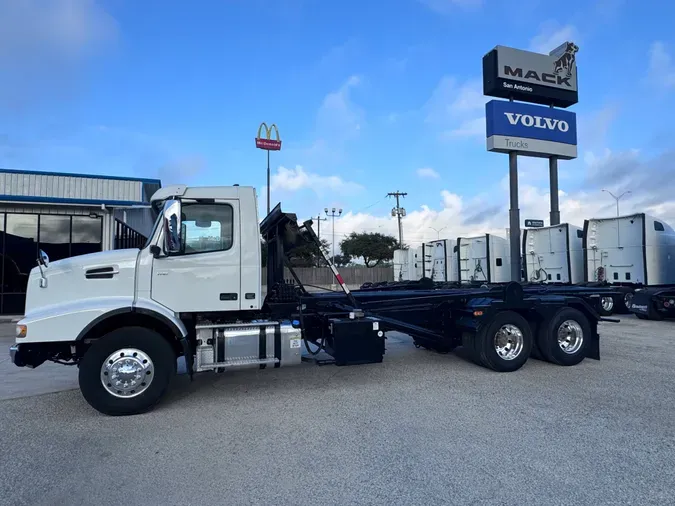 2019 VOLVO VHD ROLL OFF