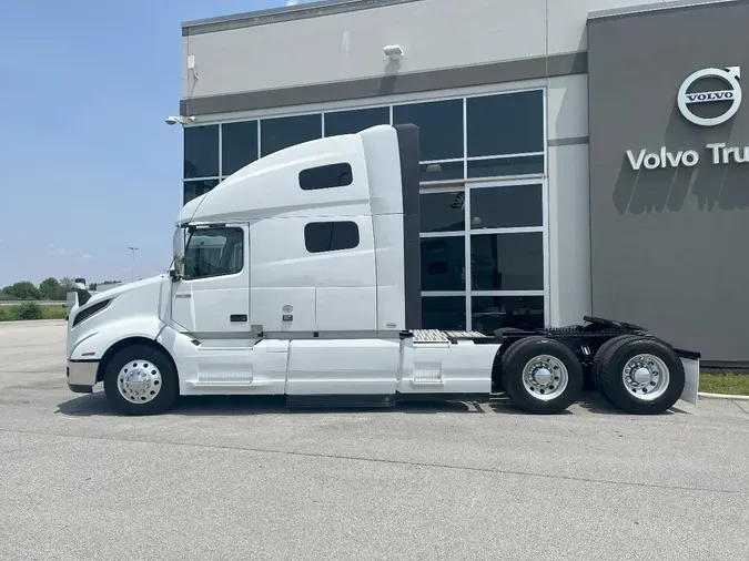 2023 VOLVO VNL860