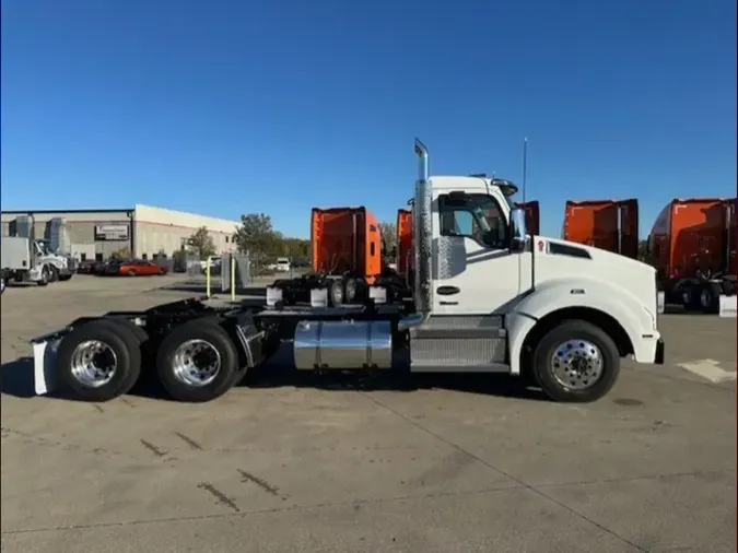 2025 Kenworth T880