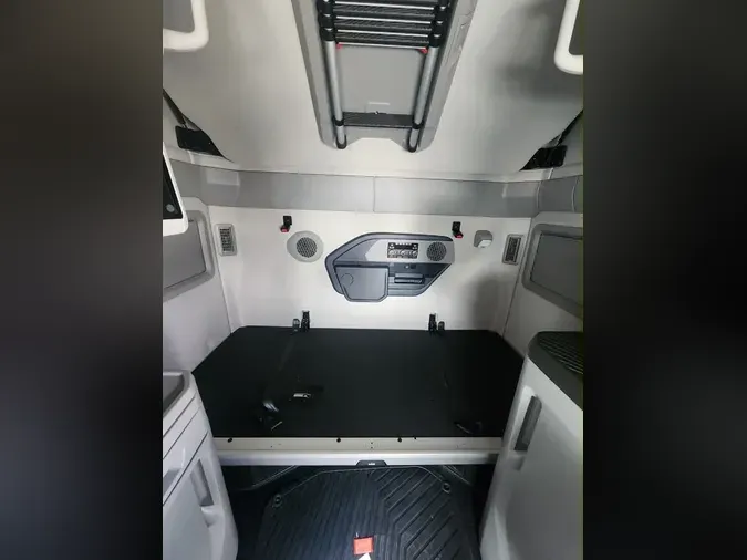 2025 VOLVO VNL64T860