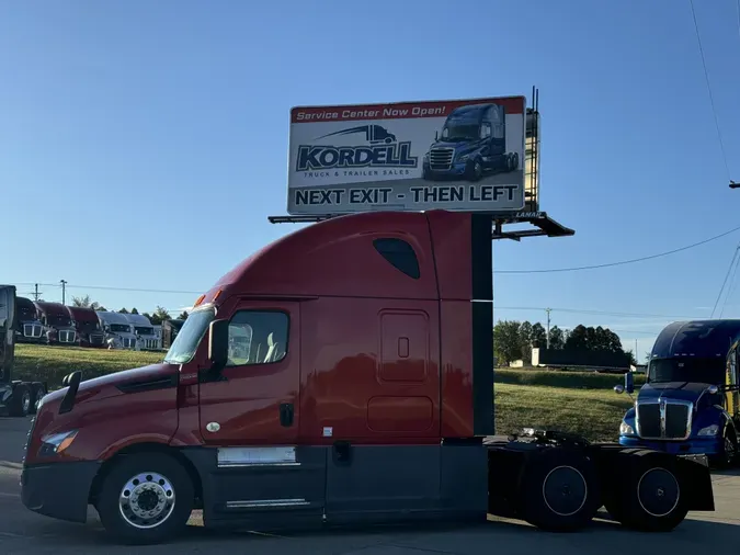 2021 FREIGHTLINER Cascadia 126