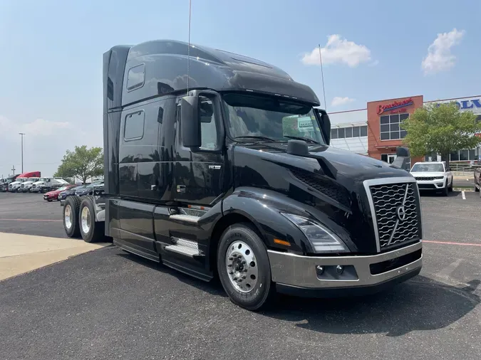 2025 VOLVO VNL64T860