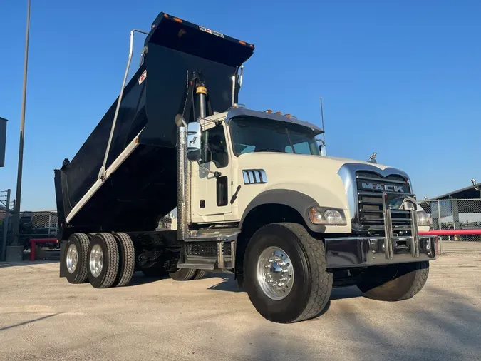 2022 MACK GR64F