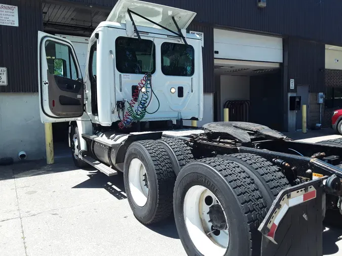 2016 FREIGHTLINER/MERCEDES CASCADIA 125