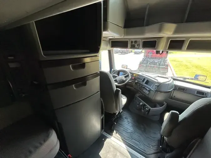 2022 VOLVO VNL860