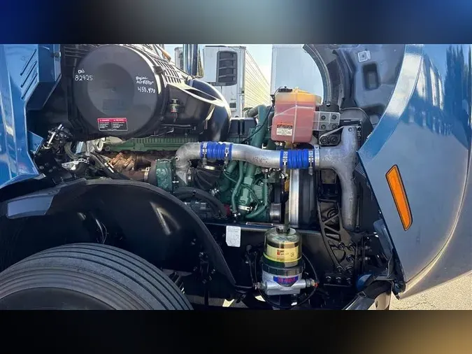 2023 VOLVO VNL760